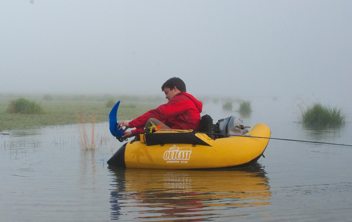 Belly-Boat im Morgennebel auf einem See beim Hechtkurs