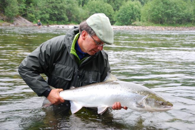Menno van Dam mit einem Lachs aus der norwegischen Gaula